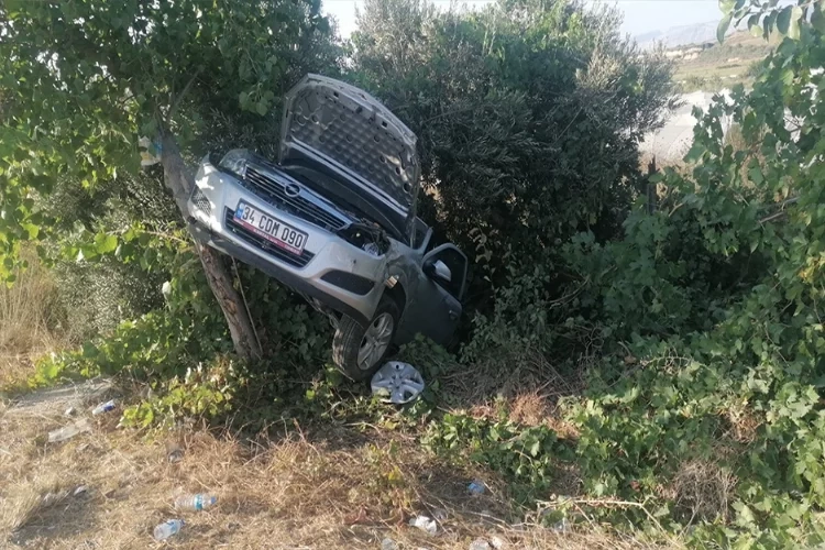 Yoldan çıkan otomobil takla atarak bahçeye girdi