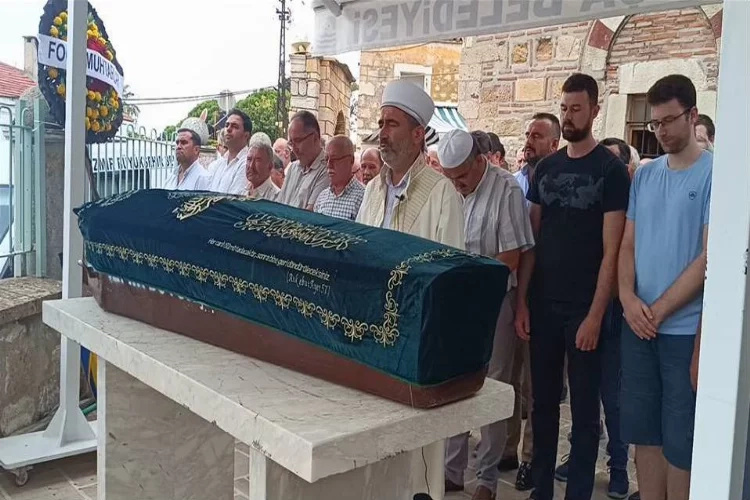 Foça'nın efsane muhtarı son yolculuğuna uğurlandı haberinin görseli