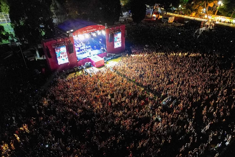 İzmir Enternasyonal Fuarı'nda unutulmaz gece haberinin görseli