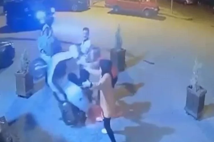 Motosiklet kontrolden çıktı, çalışanlar peşinden koşturdu haberinin görseli