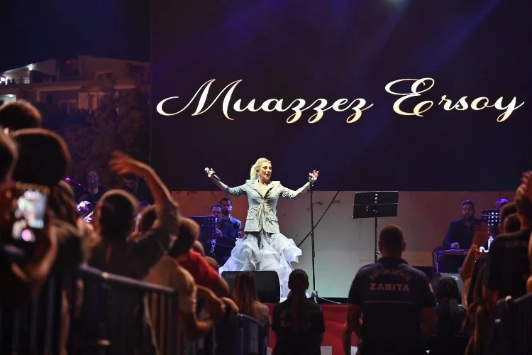 Muazzez Ersoy Manisa'nın kulağının pasını sildi haberinin görseli