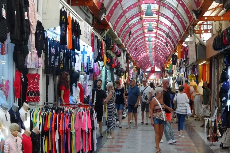 Muğla'da sağanak durdu: Turistler çarşıya akın etti haberinin görseli