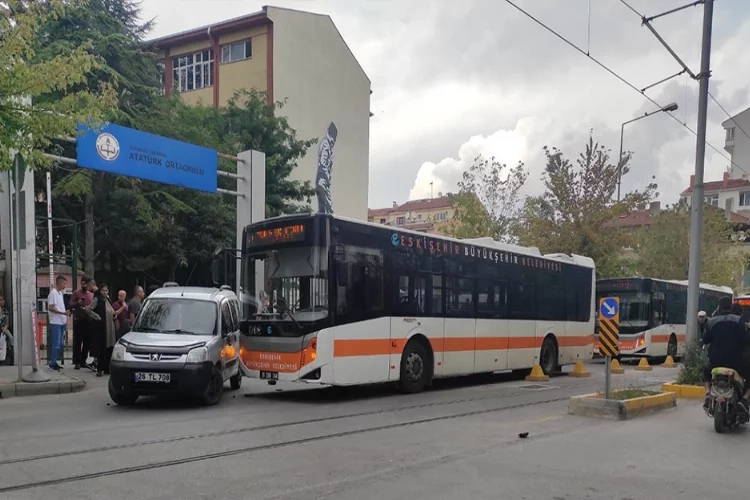 Eskişehir’de belediye otobüsü ile hafif ticari araç çarpıştı haberinin görseli