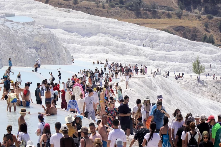 Pamukkale'ye rağbet gün geçtikçe artıyor