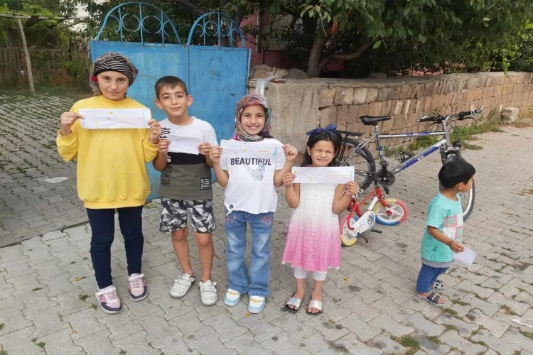 Kayseri'de çocuklar sokak hayvanları için el ilanı hazırladı haberinin görseli