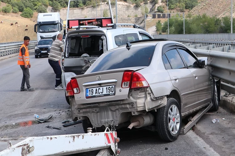 Viyadükte feci kaza: Otomobil ile ticari araç çapıştı