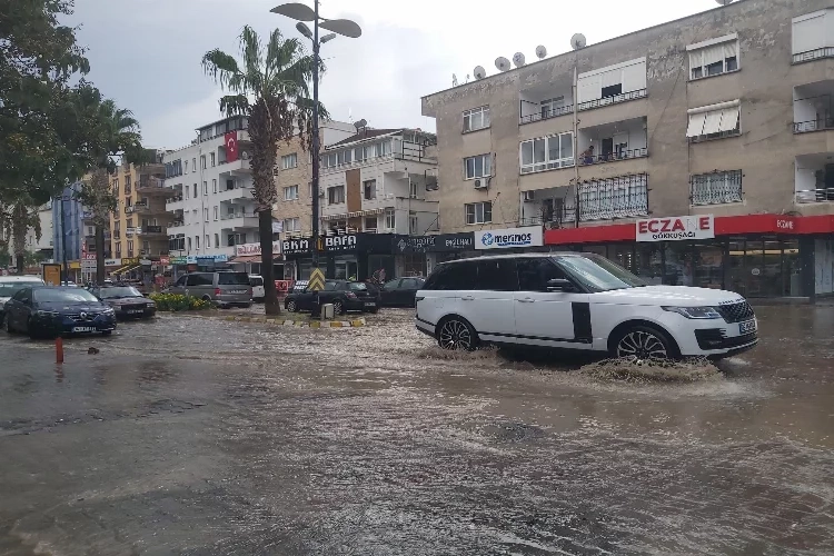 Aydın'da yağış etkili oldu: Yollar göle döndü haberinin görseli