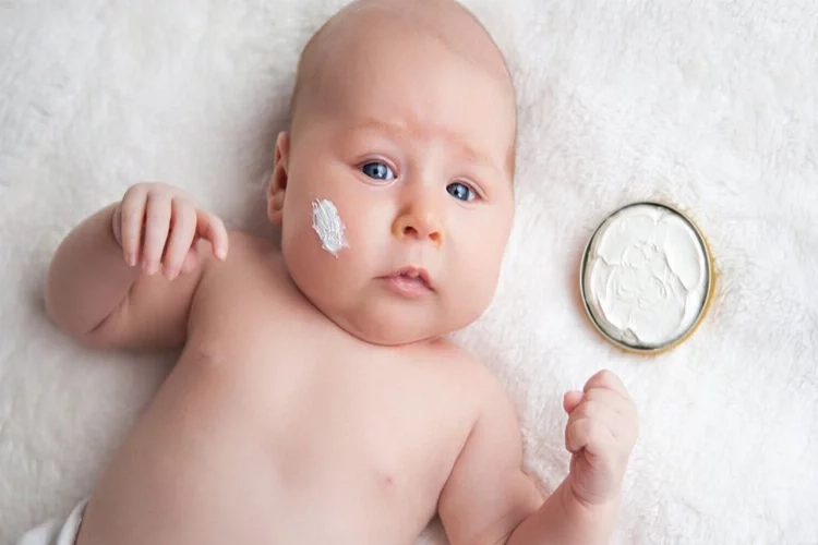 Bebek vücut kremi nasıl sürülmeli? Bebekler için krem kullanımı nasıl olmalı? Hassas ciltler için ipuçları haberinin görseli