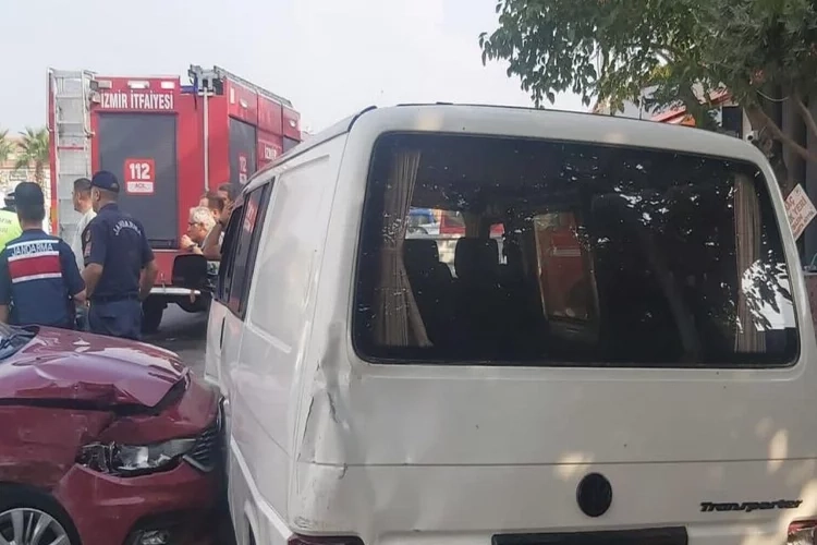 İzmir’de servis minibüsü ile otomobil çarpıştı haberinin görseli