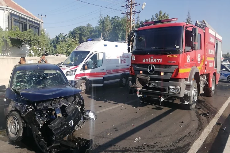 Karaman’da polis aracı ile otomobil çarpıştı haberinin görseli