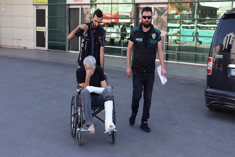 Yakalanacağını anlayınca kendini attı haberinin görseli