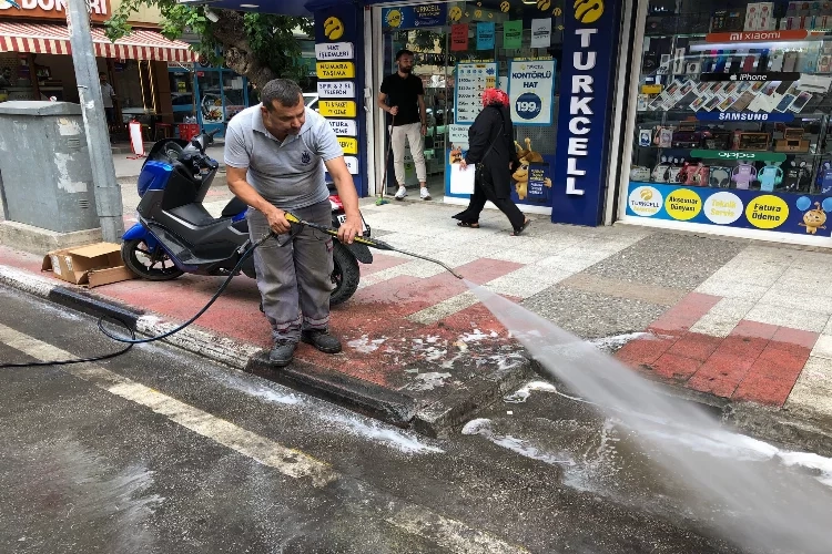 Şehzadeler’de konteynerler dezenfekte ediliyor haberinin görseli
