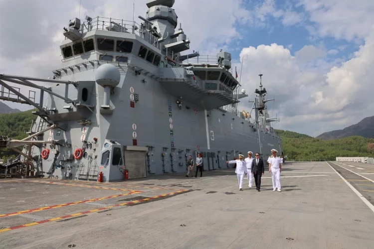 Muğla Valisi Akbıyık TCG Anadolu Gemisini ziyaret etti haberinin görseli