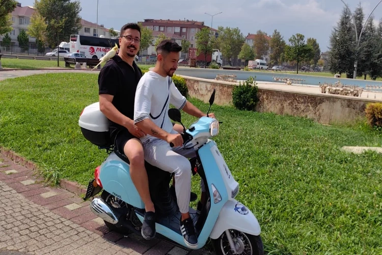 Şakir isimli papağanıyla motosiklette tur atıyor