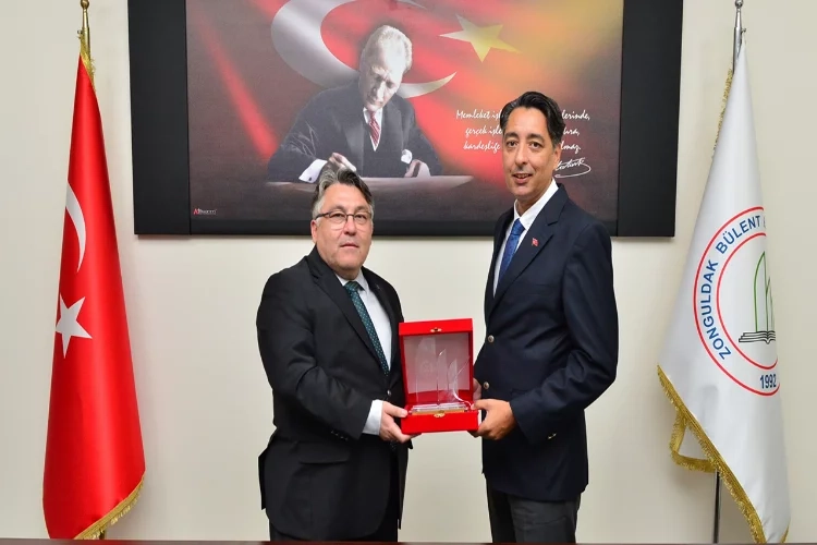 Yarışmada birinci olan İlker Kömürcü'ye plaket haberinin görseli