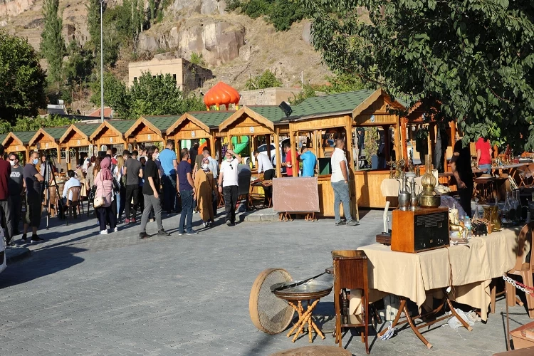 Antika Pazarı hız kesmeden devam ediyor haberinin görseli