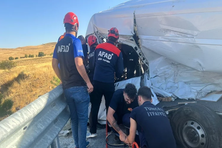 Tunceli’de 2 araç kafa kafaya çarpıştı haberinin görseli