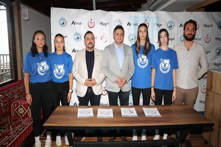 Başkan Acar, Aliağa’nın profesyonel kadın voleybolcularıyla bir araya geldi haberinin görseli