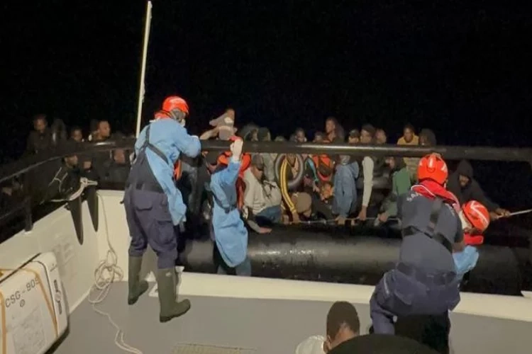 İzmir açıklarındaki düzensiz göçmenler yakalandı haberinin görseli