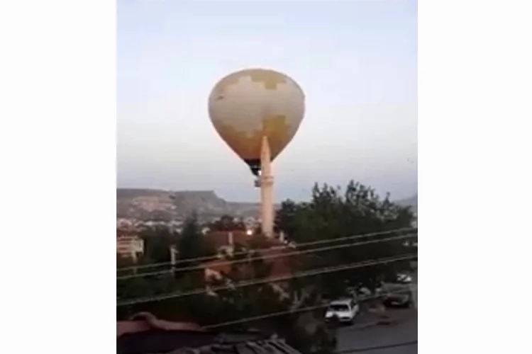 Kapadokya’da sıcak hava balonu minarenin alemine çarptı haberinin görseli