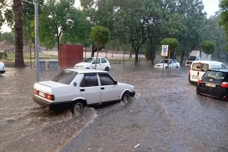 Batı Anadolu ve Karadeniz için kuvvetli sağanak uyarısı yapıldı haberinin görseli