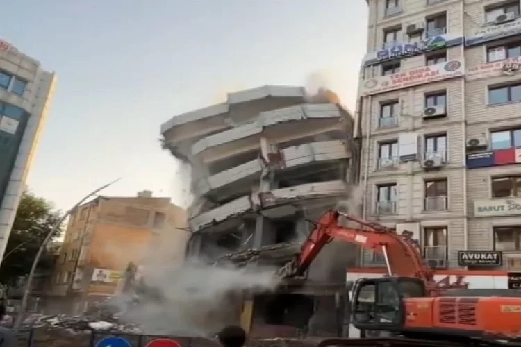 Elazığ'da ağır hasarlı bina sağlam binayı da beraberinde yıktı