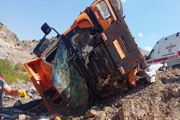 Kontrolden çıkan kamyon şarampole devrildi haberinin görseli