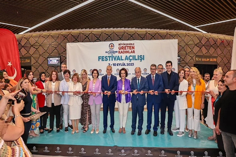 Hülya Koçyiğit, Denizli'de festivale katıldı haberinin görseli