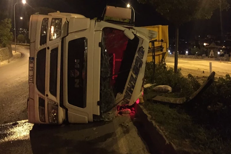 Aracını devrilen kamyon sürücüsü olay yerinde kaçtı