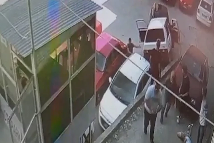Kırıkkale'de akıl almaz kaza: Yayaya çarpıp araçların üzerine düştü haberinin görseli