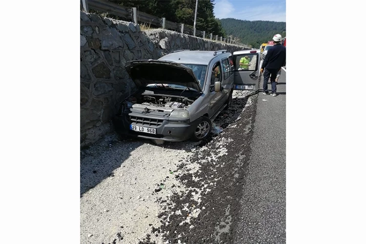 Bolu’da feci kaza: Kontrolden çıkan araç beton duvara çarptı