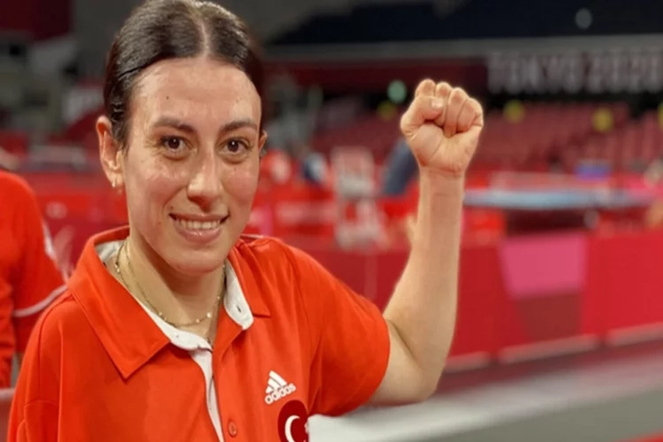 Aşkın Bak, milli sporcu Kübra Korkut'u tebrik etti haberinin görseli