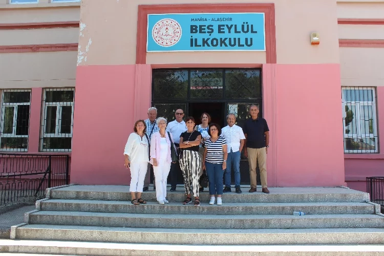 59 sene sonra okudukları okulda buluştular haberinin görseli
