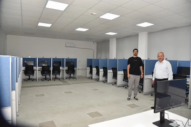 Karşıyaka'da E-Sınav merkezi sınava gireceklerin yüzünü güldürüyor haberinin görseli