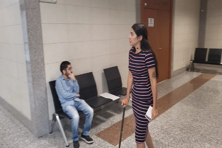Boşanma aşamasındaki eş mahkemeye bastonuyla geldi haberinin görseli