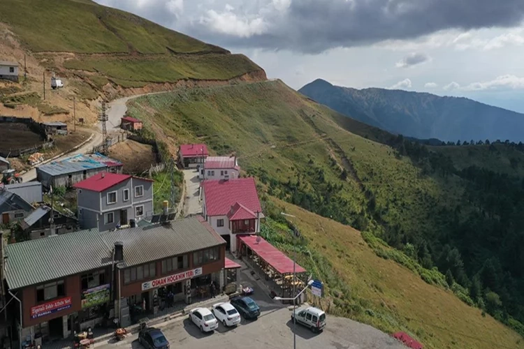 Zigana Dağı'nın zirvesinde 3 kuşaktır hizmet veriyorlar haberinin görseli