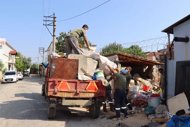 Aydın'daki evden, 8 saatte 7 kamyon çöp çıktı