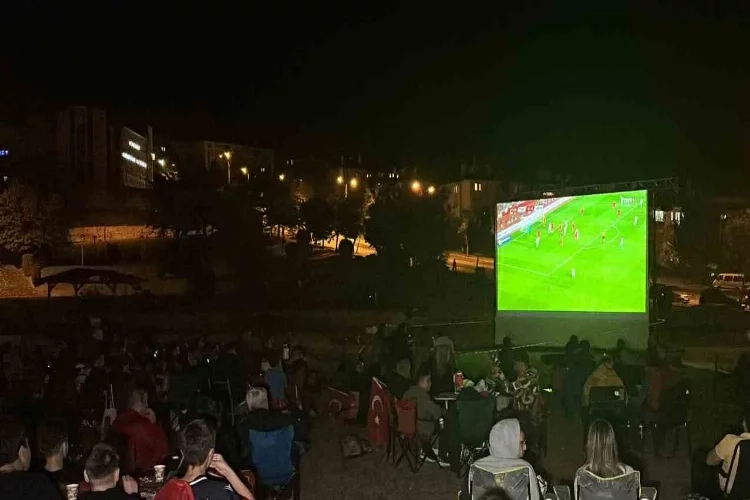 Düzce'de milli maç heyecanı dev ekranda haberinin görseli