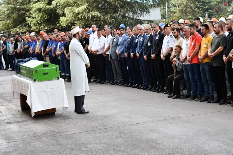 KARDEMİR’de 30 metre yükseklikten düşerek ölen işçinin cenaze namazı kılındı haberinin görseli
