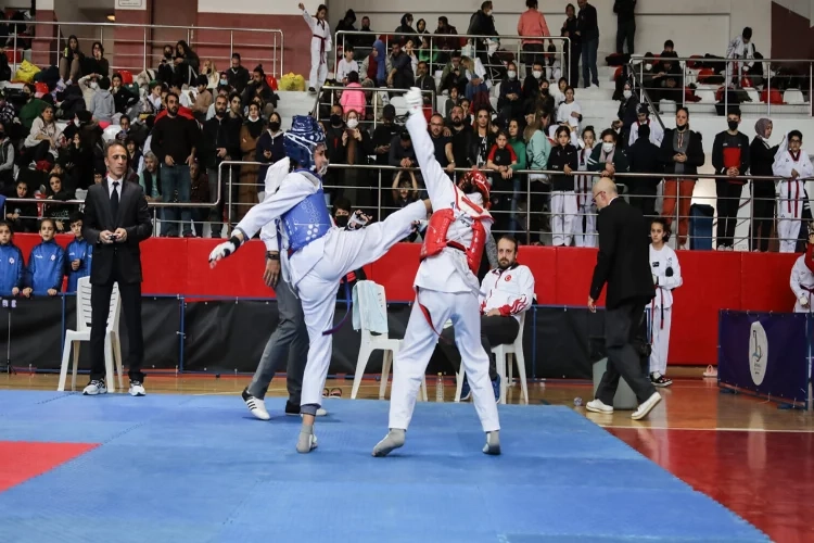 Bayraklı’da binlerce kişi sporla buluştu haberinin görseli