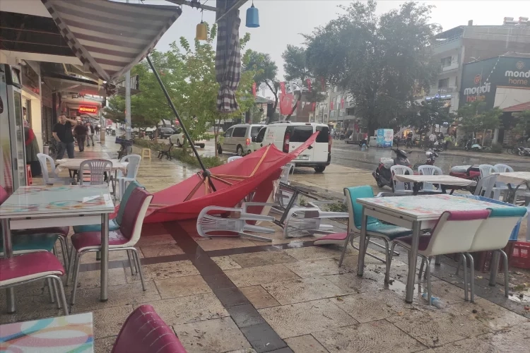 Denizli'de sağanak yağış hayatı felç etti haberinin görseli