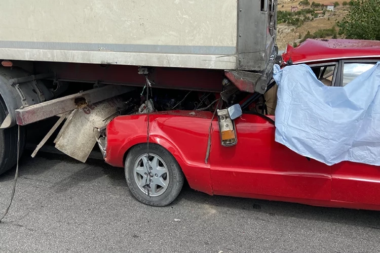 Konya’da feci kaza: Otomobil tıra çarptı