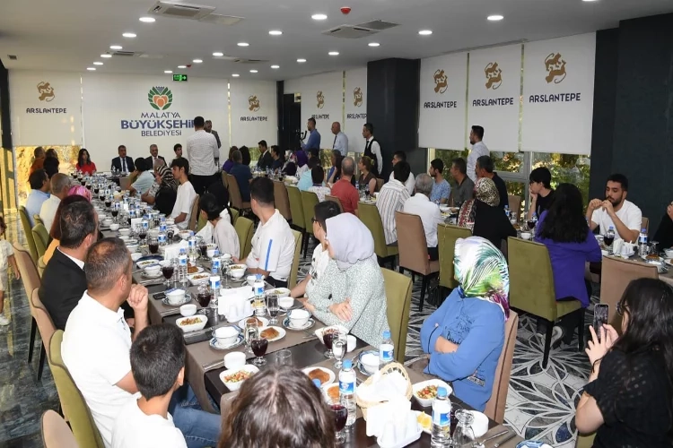 Selahattin Gürkan başarılı öğrenciler ile bir araya geldi haberinin görseli