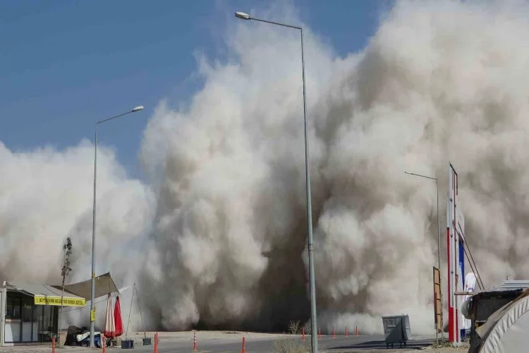 Malatya'da bir bina 15 saniyede yerle bir oldu