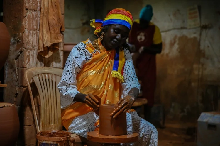 Afrikalı kadınlar İzmir'de çömlekçilik eğitimi alıyor