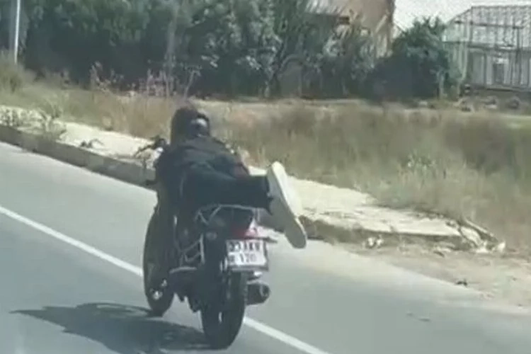 Görenler inanamadı: Karayolunda tehlikeli yolculuk haberinin görseli