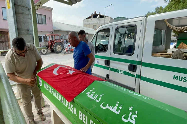 Vatan sevdalısı Nuri Dede vefat edince Türk bayrağı ile uğurlandı haberinin görseli