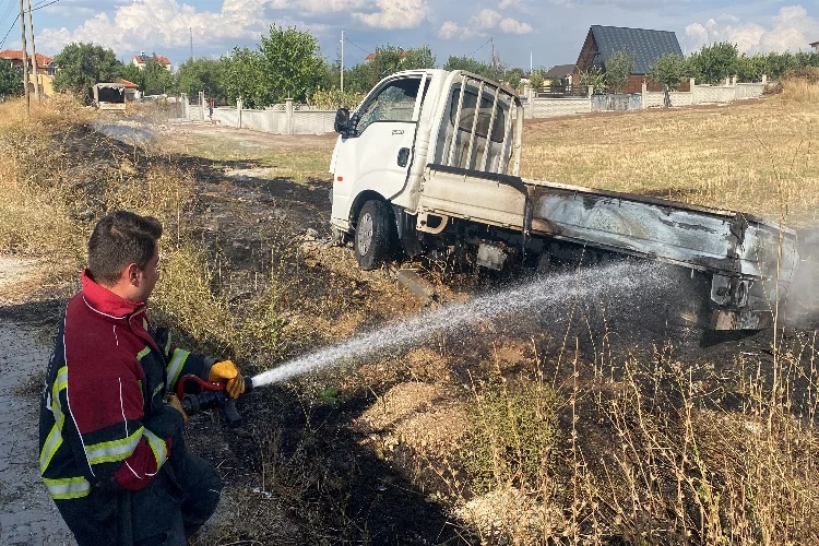 Uşak'ta bir araç alev aldı