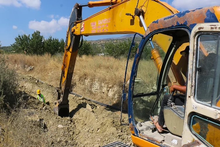 Yelten mahallesinde eskiyen içme suyu boruları yenileniyor