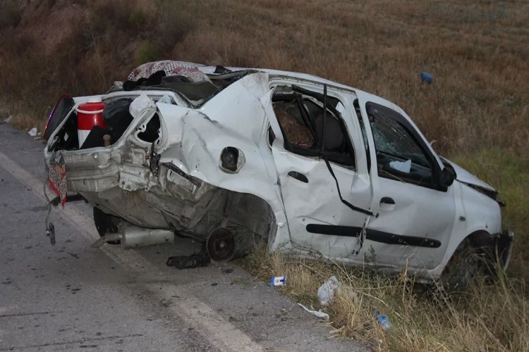 Afyonkarahisar'da otomobil taklalar atarak parçalandı haberinin görseli